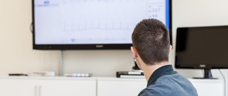 QRS-MorphFinder: software para o agrupamento morfolóxico de latidos en tempo real adaptativo e baseado en contexto